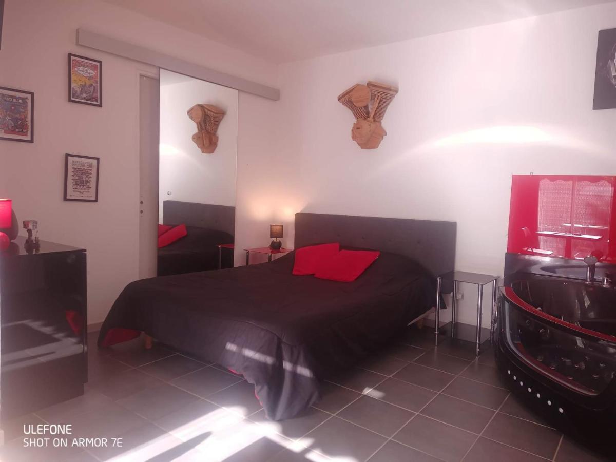 "Le Maloya" Chalets Independants -Chambre Balneo - Relais Motards Lacaune Eksteriør bilde