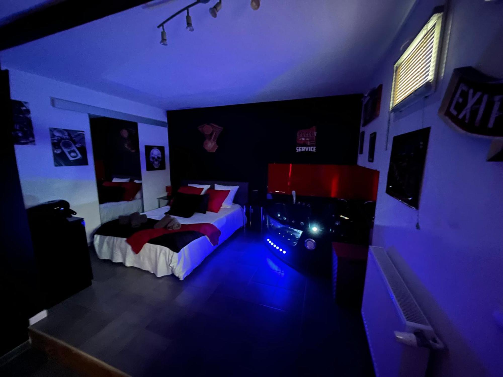 "Le Maloya" Chalets Independants -Chambre Balneo - Relais Motards Lacaune Eksteriør bilde